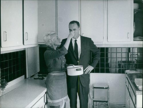 Vintage fotografija Martine Carol kako hrani čovjeka.